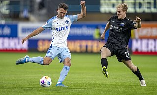 Beim 3:1-Hinspielsieg gegen Schalke hatte SCP-Jungspund Mattes Hansen (r.), hier gegen Paul Seguin, über die volle Distanz gespielt. Beim Rückspiel am Samstag muss der Ex-Schalker wohl auf der Bank Platz nehmen. - picture alliance/dpa