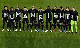Die Spieler der deutschen Nationalmannschaft stehen zusammen und bilden den Schriftzug «Human-Rights». - Tobias Schwarz/AFP-Pool/dpa
