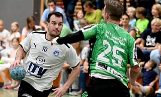 Mit Blick zum Tor: Brakes Jannes Luca Hagensieker (l.), hier gegen Mennighüffens Mats Rinne. - Jürgen Krüger