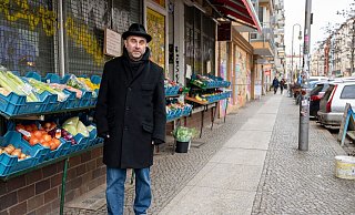 Mikhail Kaluzhskii, Journalist aus Russland, vor einem Gemüseladen in Berlin-Friedrichshain. - Foto: Christophe Gateau/dpa