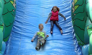 Das Veranstaltungsteam lässt sich immer viel einfallen, damit Kinder ihren Spaß haben. Auch eine Riesenrutsche war schon im Angebot. - Stadt Lübbecke