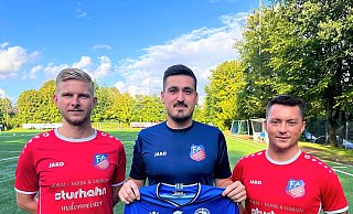 Treue Arminia-Fans: Tim Tramer (v. l.), Marvin Lehr und Pascal Lebek treffen im Westfalenpokal auf Arminia. - Andreas Gerth