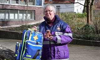 Notfallseelsorgerin und Pfarrerin Eva-Maria Schnarre freut sich über die Arbeitserleichterung durch ein neues Alarmierungssystem. Das Bärchen ist für Kinder. - Frank-Michael Kiel-Steinkamp