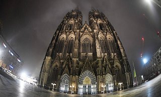 In Nebel eingehüllt ist der Dom nach den Feiern zum Karnevalsauftakt des Jahres bei dem mehrere tausend Menschen die närrische Jahreszeit starteten. - Foto: Roberto Pfeil/dpa