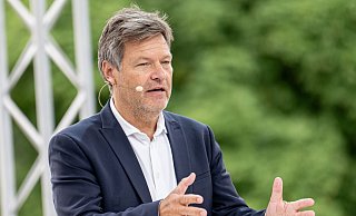 Wirtschaftsminister Robert Habeck zeigt sich vor der EM besorgt über die negative Haltung vieler Menschen in Deutschland zu DFB-Spielern mit Migrationshintergrund. - Fabian Sommer/dpa