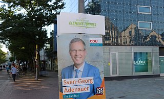 Am Berliner Platz wurde das Wahlplakat von Landrat Sven-Georg Adenauer von den Jusos mit dem Zusatz "Präsentiert von Clemens Tönnies" versehen. - Anja Hustert