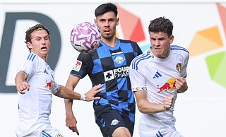 Paderborns Raphael Obermair (Mitte) setzt sich im Test gleich gegen zwei Spieler von Leeds United durch. - Oliver Krato