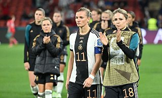 Bereits in der Gruppenphase ist Schluss: Alexandra Popp und Melanie Leupolz (r) nach dem 1:1-Remis gegen Südkorea. - Sebastian Christoph Gollnow/dpa