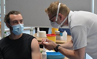 Im gesamten Kreis Gütersloh gab es etliche Impf-Aktionen - inklusive Schlangen und stundenlangen Wartezeiten. - Jens Dünhölter