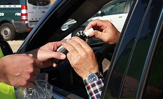 Vor der Blutprobe kommt immer der Atemalkoholtest. Da fiel die Fahrerin bereits auf. - pixabay