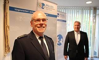 Uwe Köhler (als Nachfolger von Polizeidirektor Dirk Zühlke) tritt seine neue Funktion als Abteilungsleiter bei der Kreispolizeibehörde Herford an. Im Hintergrund Landrat Jürgen Müller. - Susanne Barth