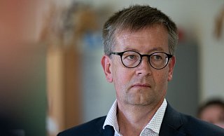 Burkhard Blienert fordert, während der Fußball-EM 2024 auf Werbung für Sportwetten zu verzichten. - Hendrik Schmidt/dpa