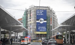 Weithin sichtbar auf dem Jahnplatz hängt ein Banner der Fanszene von Arminia. - Jörg Dieckmann