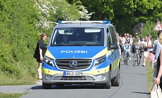 Polizei und Rettungskräfte rückten am Mai-Feiertag zu einem größeren Einsatz ins Gütersloher Wapelbad aus. - Jens Dünhölter