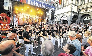 Stimmung vor dem Rathaus: Die Querschläger brachten mit ihrem Samba-Finale brasilianisches Flair nach Paderborn. - Björn Leisten
