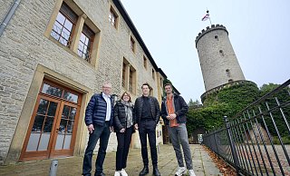 Jürgen Bültmann (v.l.), Gabriela Lamm und Sven Rörig (r., alle Stadt Bielefeld) begrüßen den neuen Gastronomen René Sygusch (2.v.r.). - Peter Unger