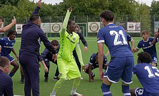 Arminia Bielefelds U 16 um Torhüter Ian Chamessi feiert die Landesligameisterschaft. - DSC Arminia Bielefeld/F. Balitzki-Ignorek Arminia Bielefelds U 16 um Torhüter Ian Chamessi feiert die Landesligameisterschaft. - DSC Arminia Bielefeld/F. Balitzki-Ignorek