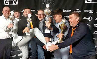 Die Motorsportler vom MSC Löhne feiern nach der Siegerehrung im Eventcenter in Beckum: Niklas Flebbe (von links), Justin Heckert, Tobias Laag, Johannes Schipmann jr., Jannis Heckert und Thomas Rösch. - Privat