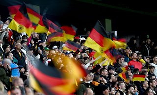 Fans feuern die deutsche Mannschaft an: Besonders gefragt sind vor der Heim-EM Fanartikel. - Arne Dedert/dpa