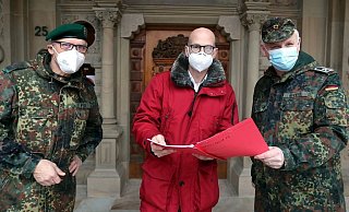 Ingo Nürnberger (Mitte) begrüßte die Soldaten am Rathaus. - Wolfgang Rudolf