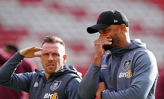 Craig Bellamy (l) hat seinen ersten großen Posten als Cheftrainer. - Peter Byrne/PA Wire/dpa