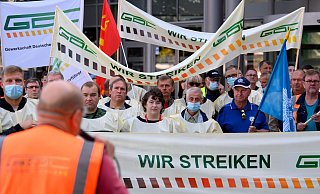 Eine Kundgebung der Gewerkschaft Deutscher Lokomotivführer (GDL) vor dem Hauptbahnhof in Magdeburg. - Soeren Stache/dpa-Zentralbild/dpa