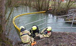 Mit einer Ölsperre auf der Pader verhindern die Einsatzkräfte ein Ausbreiten des Hydrauliköls auf dem Fluss in Richtung Schloss Neuhaus. - Ralph Meyer