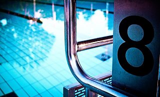 Eine brutale Attacke ereignete sich in dem Bielefelder Freibad. - Symbolfoto