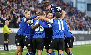 Die Spieler von Arminia Bielefeld bejubeln den Treffer von Manuel Wintzheimer (Mitte, Nr. 39) zum 3:1 gegen den Sv Waldhof Mannheim. - Oliver Krato
