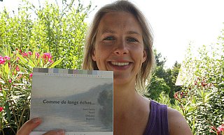 Beate Langenbruch präsentiert die CD ihres Chores aus Rouen. - FOTO: NICOLE SIELERMANN