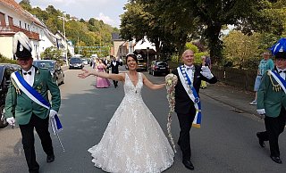 Strahlender Mittelpunkt: Das Königspaar Daniela und Andreas Wenzel wurde beim Schützenfest in Dalhausen gefeiert. - Birger Berbüsse