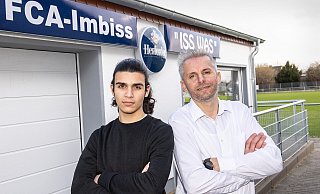 Drazen Srbis (rechts) und Sohn Mijat Todorovic vor dem Imbiss in Altenhagen. - Joerg Dieckmann - www.dieckmann-fotodesign.de