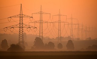Am späten Donnerstagnachmittag zwischen 17 und 18 Uhr hatte eine Megawattstunde Strom im deutschen Stromgroßhandel 936 Euro gekostet, das sind fast 94 Cent je Kilowattstunde. (Symbolbild) - Julian Stratenschulte/dpa