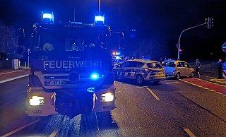 Die Straße musste gesperrt werden. - Feuerwehr Herford