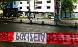 Am Montag nach der Tat erinnert nur noch ein Absperrband der Polizei an der Mindener Straße an den Messer-Anschlag. - Jens Reichenbach