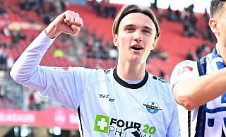 SCP-Jungspund Luis Engelns reckt nach seinem erfolgreichen Comeback in Nürnberg die Siegerfaust. - IMAGO/Zink