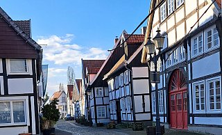 An vielen Türen der Fachwerkhäuser in Rheda-Wiedenbrück im Kreis Gütersloh hängen mehrere Namensschilder. Die Vermieter kassieren "dreist viel Geld", ärgert sich die Bürgerinitiative Altstadt Rheda. - Marion Pokorra