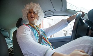 Das Gesicht bleibt erkennbar und der Fahrer nüchtern - so darf auch der Narr am Steuer sitzen. - Christin Klose/dpa-tmn