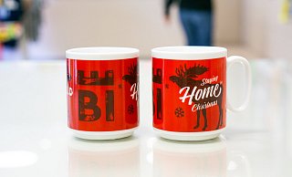 Den diesjährigen Glühweinbecher ziert der Spruch "Staying Home for Christmas". - Franziska Beckmann/Bielefeld Marketing