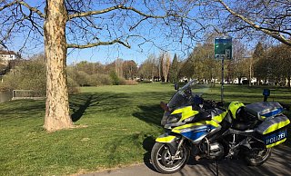 Leere Parks trotz strahlendem Sonnenschein. Die meisten Menschen beachten die Corona-Schutzmaßnahmen. - Polizei Paderborn