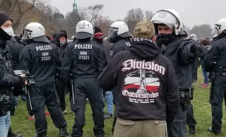 Ein Polizist weist dem ehemaligen Vorsitzenden einer Bielefelder Reservistenkameradschaft, Heinz K., auf einer Querdenker-Demo im Dezember in Düsseldorf den Weg. - Tobias Kaluza