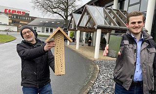 Klaus Baumgart (l.) sowie Fabian Peitz, Ausbilder bei Claas, präsentieren die Wildbienennisthilfen und die mit einem QR-Code versehene Plakette. - Burkhard Hoeltzenbein