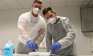 Nic Warnke (links) und Finn Leciejewski sortieren Proben ein. - Lena Kley