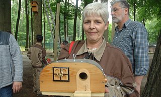 Ungewöhlich: Sandra Kenny ist gespannt, ob im nächsten Frühjahr ein Singvoigelpaar ihr Wohnwagen-Vogelhaus als Unterkunft aussucht. - Natalie Gottwald