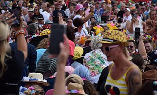 Bei Sommer, Sonne, Alaaf in Schloß Neuhaus war mächtig Stimmung auf den Festgelände und direkt vor der Bühne. - Anja Ebner