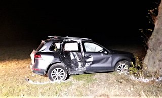 In dem Tiguan wurden am Sonntagabend drei junge Männer aus Beverungen bei einem schweren Unfall verletzt. - Manuela Puls