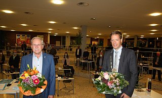 Altenbekens neuer Bürgermeister Matthias Möllers (r.) wurde offiziell ins Amt eingeführt, einer seiner Stellvertreter ist Anton Göllner (CDU). Thomas Nied von den Grünen wurde ebenso zum Stellvertreter des Bürgermeisters gewählt, fehlte aber entschuldigt bei der Sitzung. - Uwe Müller