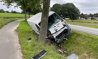 Auf der Vlothoer Straße ist dieser Bulli zunächst in den Straßengraben gerutscht und dann frontal vor einem Baum zum Stehen gekommen. Der Fahrer wurde leicht verletzt. - Claus Frickemeier