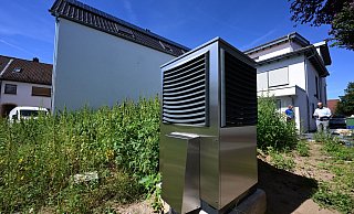 Vor einem neu gebauten Wohngebäude ist im Garten eine Wärmepumpe zum Heizen des Gebäudes installiert. - Bernd Weißbrod/dpa