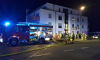 Die Feuerwehr löscht das verkohlte Essen und lüftet anschließend im Haus. - Dieter Scholz